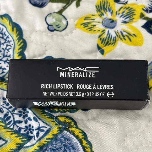 MAC Cosmetics Cream Lipstick Versatile Everyday Shade - Picture 5 of 5